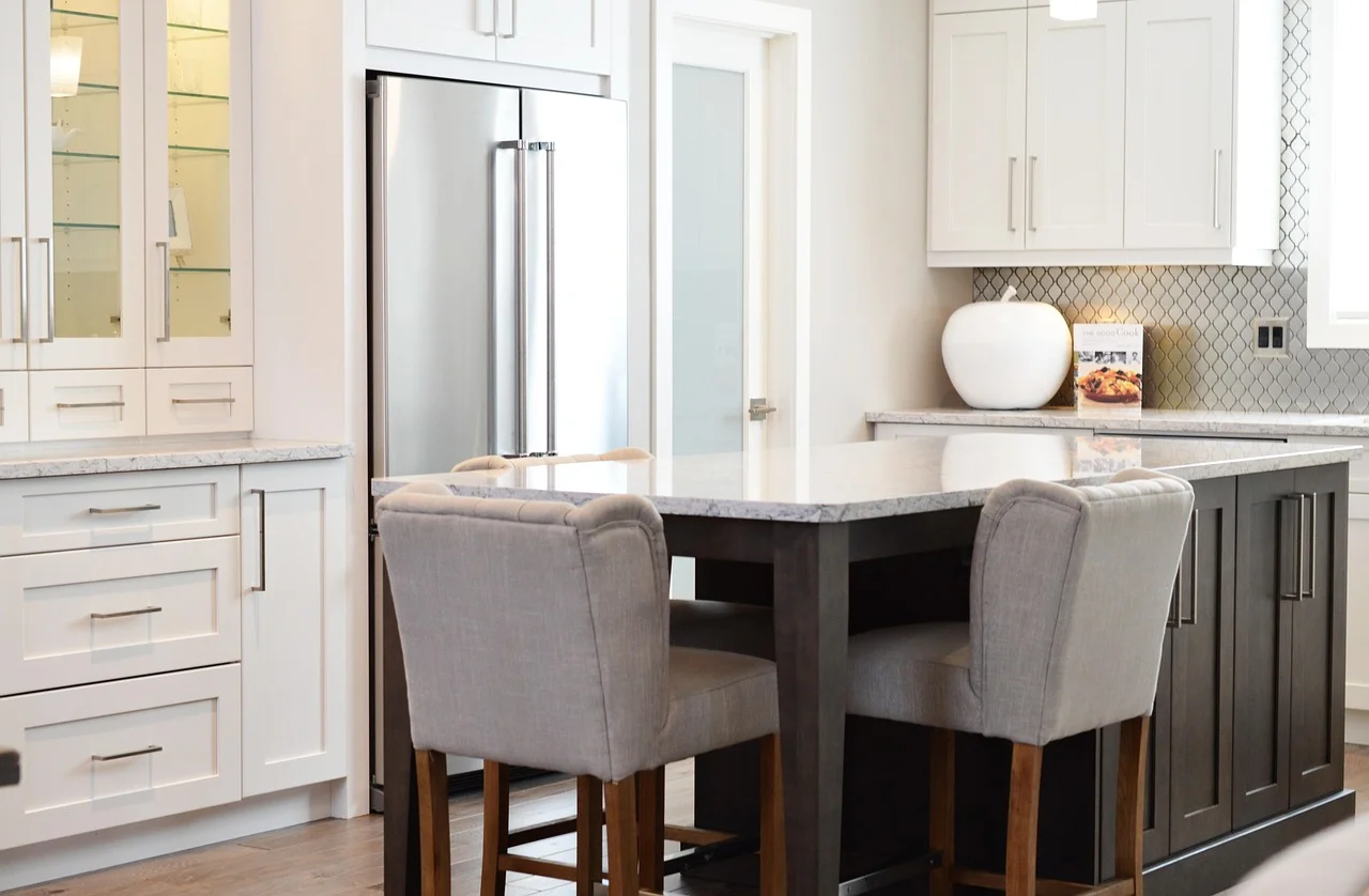 Ścianki przyblatowe do kuchni — styl i ochrona blatu
